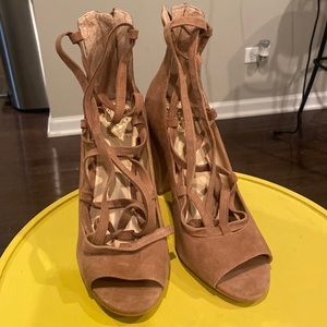 Brand New Vince Camuto Suede Heels SZ 10